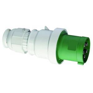 Zielony, trójstykowy wtyk z białą obudową, prawdopodobnie przeznaczony do zastosowań przemysłowych lub ciężkich urządzeń elektrycznych.