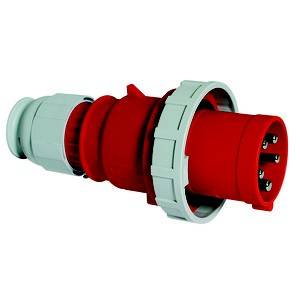 Czerwona wtyczka prądu silnego z wieloma okrągłymi stykami. Posiada szary, ryflowany brzeg ułatwiający chwytanie.