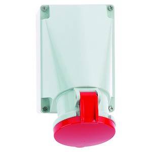 Czerwony przycisk awaryjnego wyłączenia z dźwignią, zamontowany na białej ścianie. Idealny do szybkiego zatrzymania maszyny w sytuacjach awaryjnych.