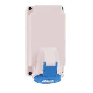 Biała wtyczka ścienna z niebieską osłoną ochronną, zamontowana na prostokątnej podstawie z zaokrąglonymi narożnikami i czterema śrubami.