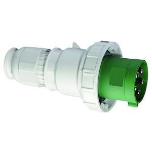 Zielony, okrągły wtyk elektryczny z trzema metalowymi stykami. Wtyk jest częściowo wsunięty w białą obudowę adaptera.