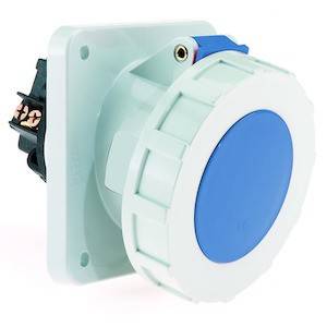 Wtyk przemysłowy z niebieskim, okrągłym wkładem w białej obudowie. Widok z przodu prezentuje mechanizm przyłączeniowy.