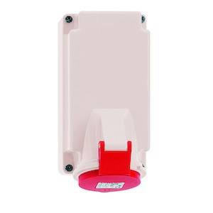 Biała elektryczna wtyczka z czerwoną osłoną zabezpieczającą, zamontowana na pionowej ścianie.