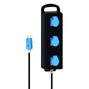 Czarny trójgniazdowy przedłużacz z niebieskim wtykiem i długim przewodem, nadający się do użytku wewnątrz i na zewnątrz pomieszczeń.