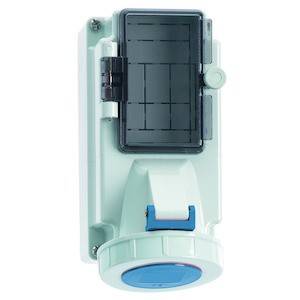 Gniazdo przemysłowe wykonane z wytrzymałego, jasnoszarego tworzywa sztucznego z niebieską pokrywą. Odpowiednie do zastosowań przemysłowych w branży elektrycznej.