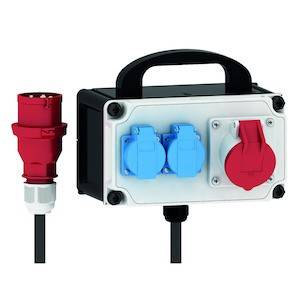 'Rozgałęźnik elektryczny z czerwonym i dwoma niebieskimi gniazdami.'