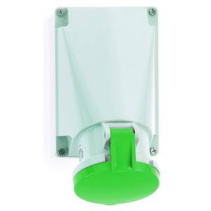 Biała elektryczna wtyczka z zielonym pokrywem, zamontowana na pionowej powierzchni.