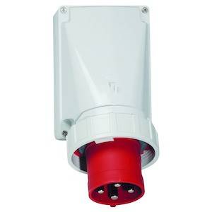 Biały, prostokątny wtyk elektryczny z czerwonym, okrągłym złączem i wieloma stykami metalowymi przeznaczony do zastosowań przemysłowych.