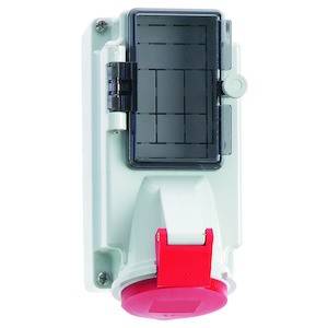 Naścienna wtyczka elektryczna z pokrywą i czerwoną blokadą. Odpowiednia do zastosowań przemysłowych.