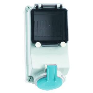 Elektryczna zewnętrzna wtyczka ścienna z klapką, przeznaczona do montażu naściennego; zabezpieczona przed rozbryzgami wody, odpowiednia do stosowania na zewnątrz.