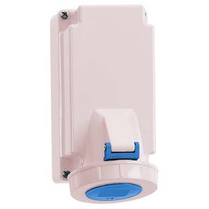 Biała naścienna wtyczka elektryczna z niebieskim włącznikiem, zamontowana na ścianie. Odpowiednia do zastosowań przemysłowych lub komercyjnych.