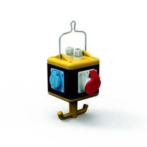 Kompaktowa, przenośna rozdzielnica elektryczna z trzema gniazdami na białym tle, odpowiednia do tymczasowego zasilania.