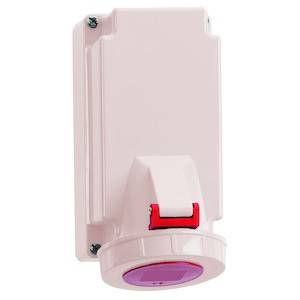 Biała, prostokątna nasadka ścienna z różowymi akcentami i lekko uchylonym pokrywkiem ochronnym.