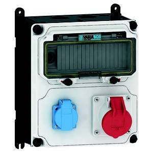 Rozdzielnica elektryczna z dwoma gniazdkami: jednym niebieskim i jednym czerwonym. Skrzynka posiada przezroczyste górne zamknięcie i jest przystosowana do montażu ściennego.