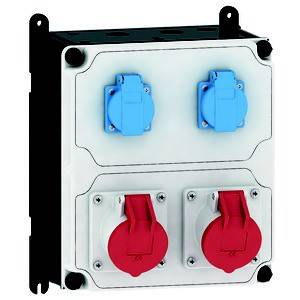 Obudowa rozdzielnicy elektrycznej z dwoma niebieskimi i dwoma czerwonymi przemysłowymi gniazdami elektrycznymi. Niebieskie gniazdka znajdują się na górze, czerwone na dole.