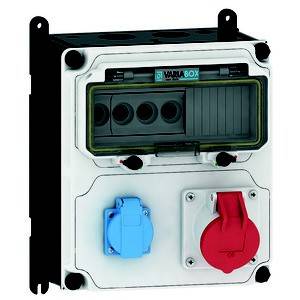 Elektryczna skrzynka przyłączeniowa z niebieskim i czerwonym gniazdem, przeznaczona do zastosowań przemysłowych. Powyżej znajduje się kilka przełączników.