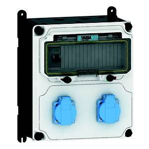 Biała skrzynka elektryczna z przezroczystą pokrywą i dwoma niebieskimi gniazdkami u dołu. Widoczne mocowanie do ściany.