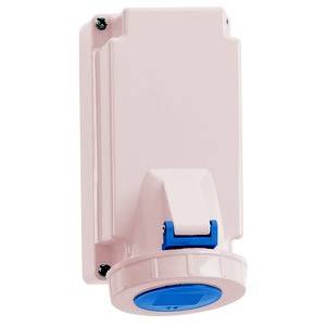 Gniazdo elektryczne z osłoną ochronną, zamontowane na ścianie. Posiada niebieską zaślepkę dla dodatkowego bezpieczeństwa.