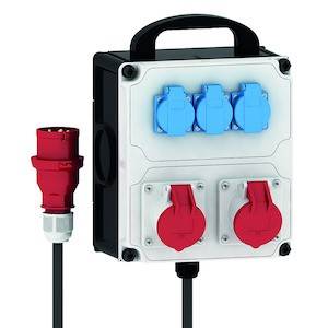 Przenośna rozdzielnica z trzema niebieskimi i dwoma czerwonymi gniazdkami; idealna do zastosowań na placach budów.