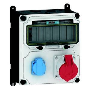 Przemysłowa jednostka dystrybucji prądu z czerwonym i niebieskim gniazdem elektrycznym oraz przezroczystą pokrywą ochronną na czarnej obudowie.