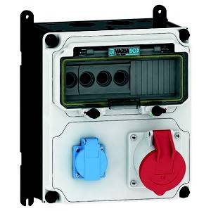 Elektryczny rozdzielacz z wieloma gniazdkami, w tym jednym niebieskim i jednym czerwonym. Powyżej znajduje się przezroczyta pokrywa.