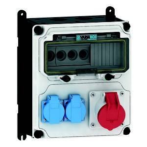 Przenośna rozdzielnica elektryczna z wieloma gniazdami i czerwonym przyłączem prądu trójfazowego, przeznaczona do zastosowań na budowach lub podczas imprez.