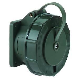 Zielona, okrągła wtyczka z osłoną ochronną, odpowiednia do zastosowań na zewnątrz. Solidna i odporna na warunki atmosferyczne, zapewniająca bezpieczne połączenia elektryczne.