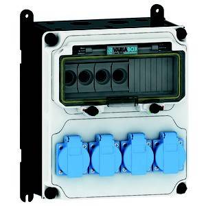 Elektryczna skrzynka rozdzielcza z czterema niebieskimi gniazdkami oraz górną komorą na bezpieczniki, zamontowana na wsporniku.