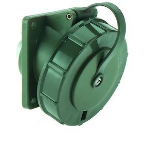 Zielony przemysłowy wtyk elektryczny z ochronną pokrywą, zaprojektowany do wytrzymałych połączeń w warunkach zewnętrznych.