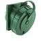 Zielony przemysłowy wtyk elektryczny z ochronną pokrywą, zaprojektowany do wytrzymałych połączeń w warunkach zewnętrznych.