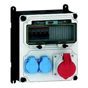 Elektryczna skrzynka rozdzielcza z wieloma gniazdami; widoczne dwa niebieskie i jedno czerwone gniazdo. Obudowa w stylu przemysłowym.