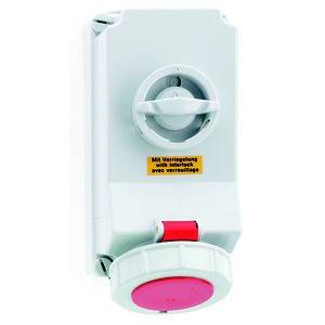 Biały elektryczny adapter wtykowy z czerwonym przełącznikiem i żółtym ostrzeżeniem "Z blokadą".