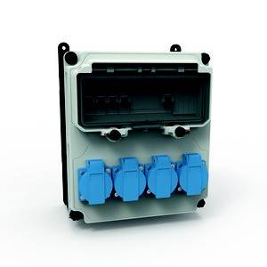 Szara elektryczna skrzynka rozdzielcza z czterema niebieskimi gniazdami elektrycznymi i dwoma przełącznikami, sfotografowana na białym tle.