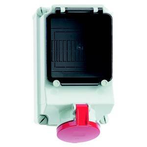 Biała elektryczna wtyczka z zamkniętą pokrywą i czerwonym przełącznikiem na dole, odpowiednia do zastosowań przemysłowych.