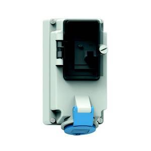 Biały elektryczny panel gniazdek ścienny, zamontowany pionowo, z niebieskim złączem elektrycznym na dolnym końcu.