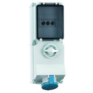 Przemysłowe gniazdo elektryczne z osłoną ochronną i wyłącznikiem, odpowiednie do ciężkich urządzeń elektrycznych, możliwe do zamontowania na ścianach lub innych powierzchniach.