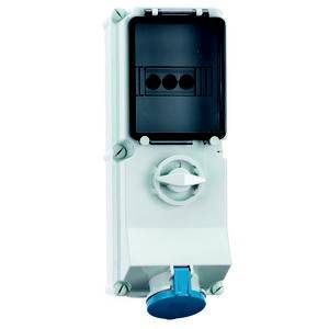 Elektryczna wtyczka ścienna z wyłącznikiem kołyskowym i trzema gniazdkami. Zaprojektowana do zastosowań przemysłowych.