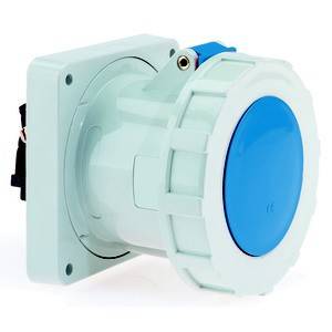 Biało-niebieskie przemysłowe gniazdo elektryczne z wytrzymałą obudową z tworzywa sztucznego, przystosowane do wysokiego natężenia prądu. Widoczne są śruby mocujące.