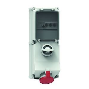 Przemysłowe gniazdo elektryczne zamontowane na ścianie, z czerwonym przełącznikiem u dołu, służącym do zasilania i ochrony przed wpływami środowiskowymi.