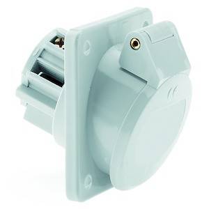 Przemysłowe gniazdo elektryczne w kolorze niebieskim, zamocowane na kwadratowej płycie ściennej, z osłoną ochronną od góry.