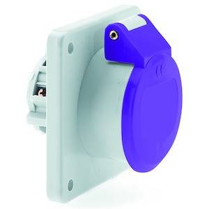 Niebiesko-biała wtyczka zamontowana na płytce ściennej.