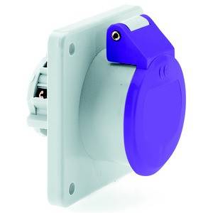 'Przemysłowe gniazdo elektryczne z niebieską pokrywą, zamontowane na kwadratowej płycie, przedstawia typowy element podłączenia zasilania.'