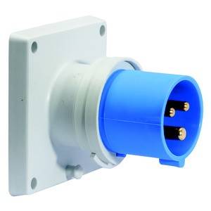 Biała naścienna wtyczka elektryczna z niebieską, trzypinową wtyczką, zintegrowana z montażem ściennym. Odpowiednia do zastosowań przemysłowych.