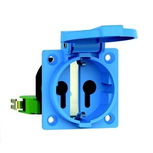 Niebieskie, otwarte gniazdo elektryczne z bolcem uziemiającym i widocznym zielonym złączem z tyłu.