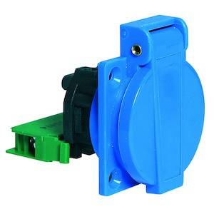 Niebieska osłona gniazda elektrycznego z zamontowanym zielonym i czarnym uchwytem. Idealna do stosowania w obszarach chronionych przed warunkami atmosferycznymi.