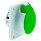 Zielona, okrągła wtyczka ścienna z plastikową zaślepką ochronną, zamontowana na białej, kwadratowej płytce.