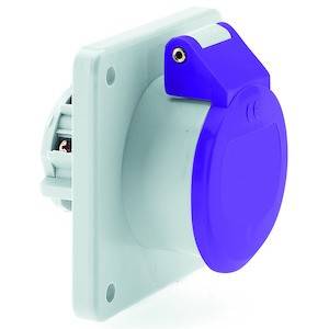 Przemysłowe gniazdo elektryczne z niebieską pokrywą, zamontowane na prostokątnej płycie, przeznaczone do przemysłowych zastosowań elektrycznych.