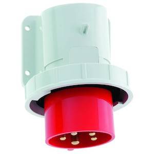 Biała i czerwona wtyczka CEE z pięcioma stykami zamontowana na ścianie.