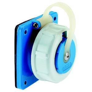 Biała i niebieska wtyczka CEE z obudową kątową, przeznaczona do bezpiecznego połączenia elektrycznego.