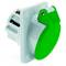 Biała wtyczka z zielonym klapowym pokrywem, odpowiednia do użytku na zewnątrz. Pokrywa chroni przed wodą i pyłem.